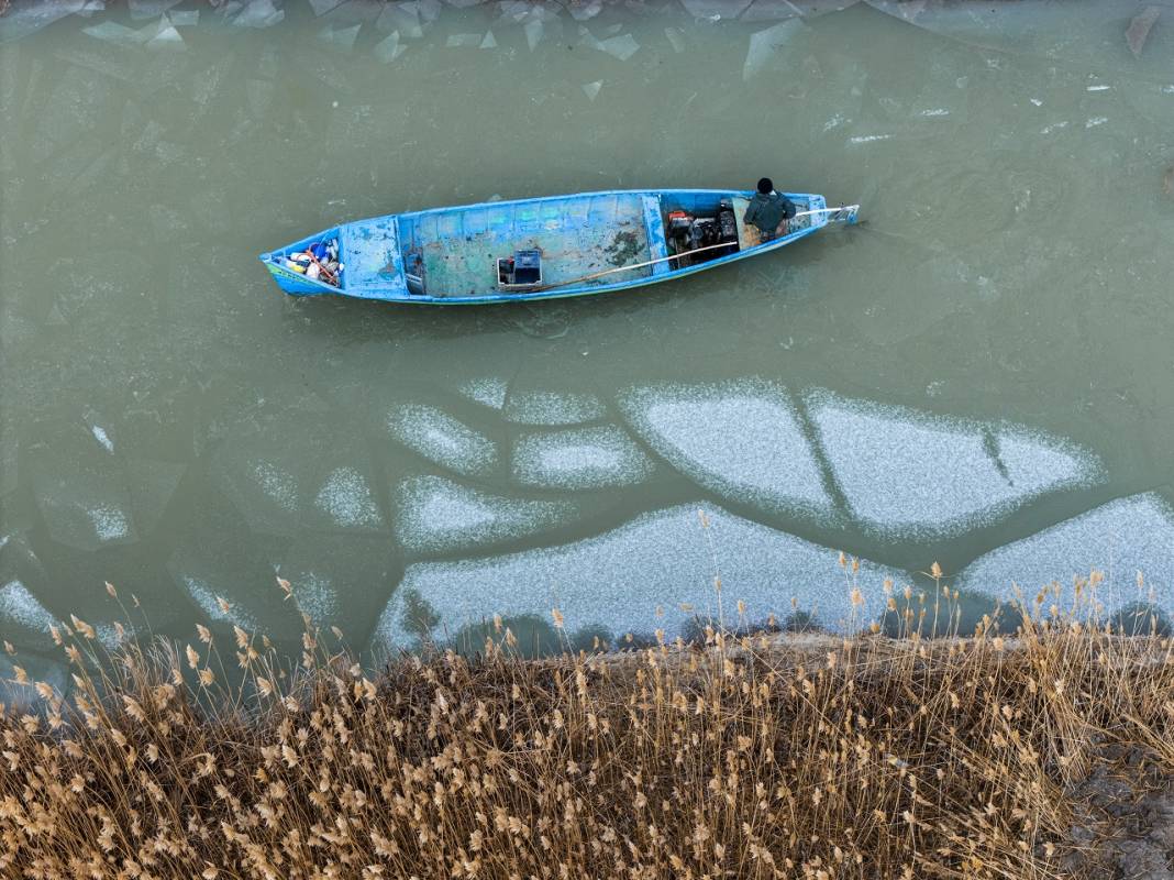 Karı, kışı gelin birde onlara sorun! Konya'da buzu kırıp ekmeklerini çıkartıyorlar 2